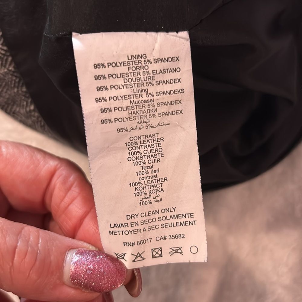 Bebe black and white herringbone pencil skirt with leather waistband. Sz 4 - Picture 8 of 8